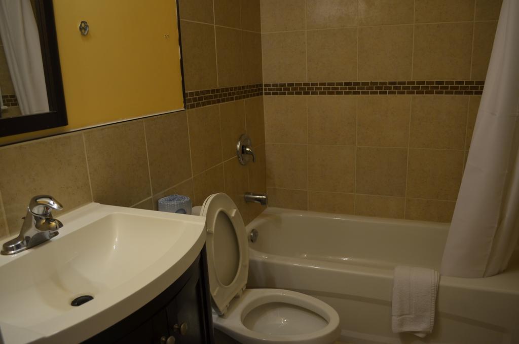 Mohawk Motel Brantford Room photo